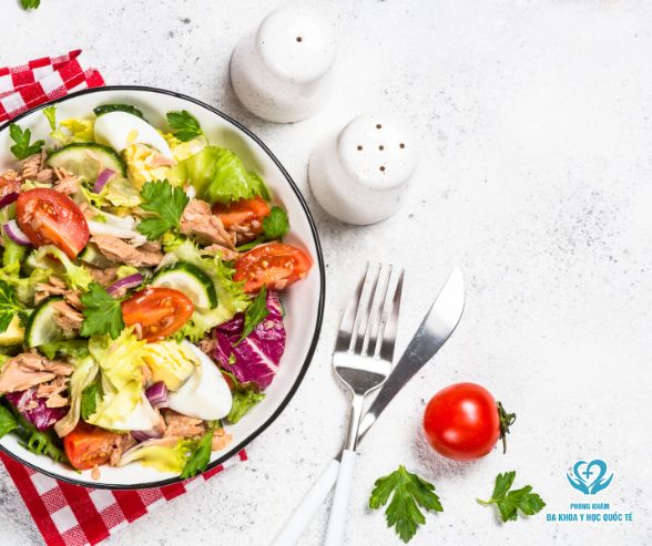 Salad trứng và cà chua có kỵ nhau không